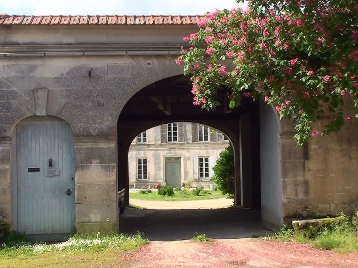 Le Dojo Du Plessis Bed & Breakfast Mareuil  Bagian luar foto